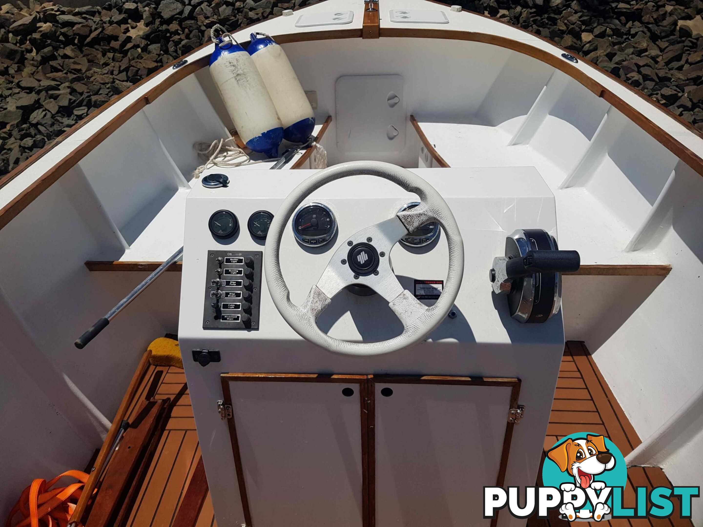 USED 2015 CUSTOM 7.00M COMPOSITE LAUNCH ON A DUAL AXLE TRAILER WITH A 2015 MODEL MERCURY OPTIMAX 175HP OUTBOARD.