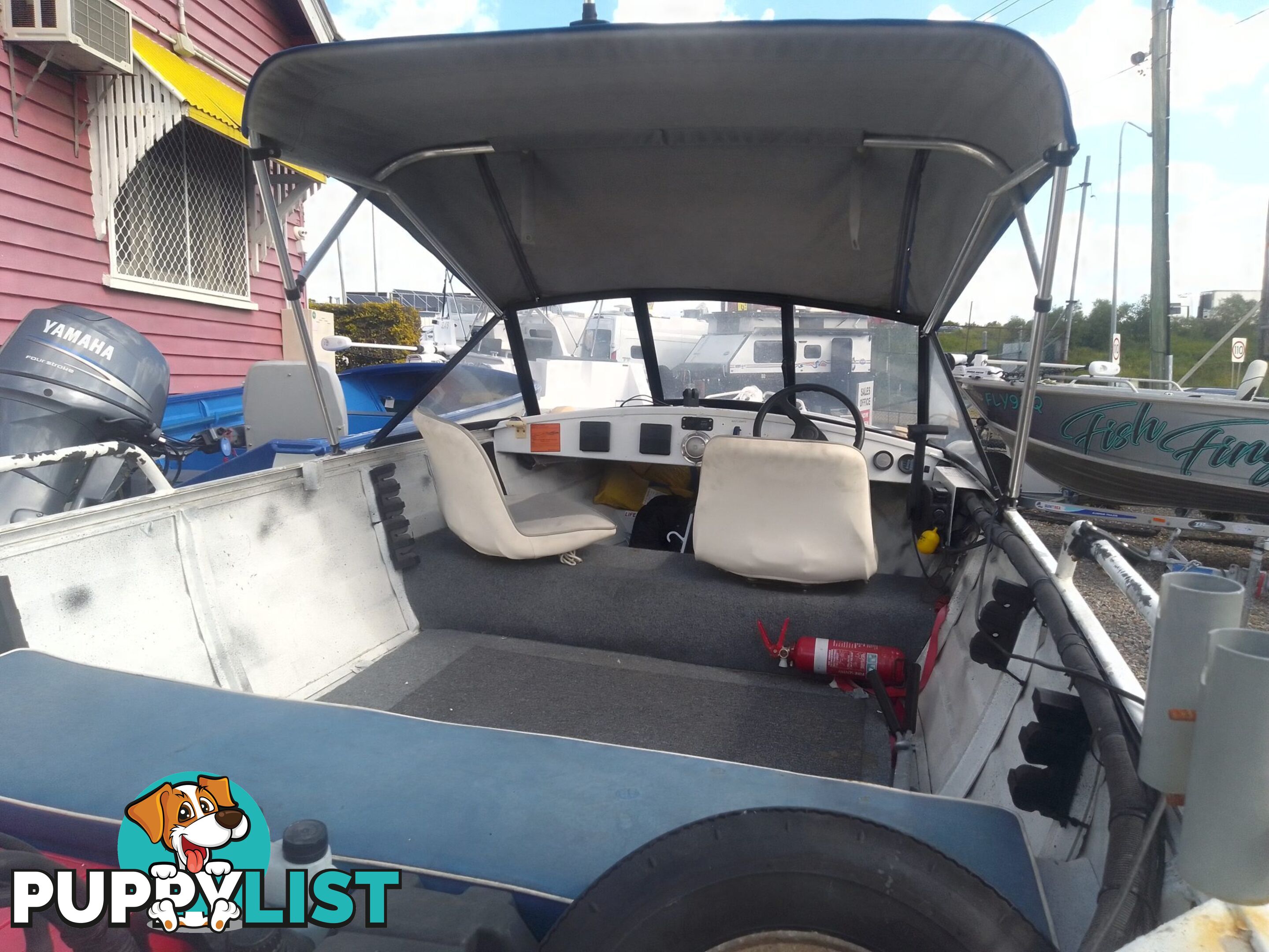 USED 1987 BERMUDA 4.0M RUNABOAT WITH A 2000 MODEL 25HP JOHNSON OUTBOARD ON A SINGLE AXLE CADDIE TRAILER