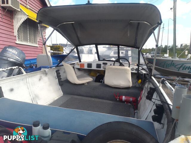 USED 1987 BERMUDA 4.0M RUNABOAT WITH A 2000 MODEL 25HP JOHNSON OUTBOARD ON A SINGLE AXLE CADDIE TRAILER