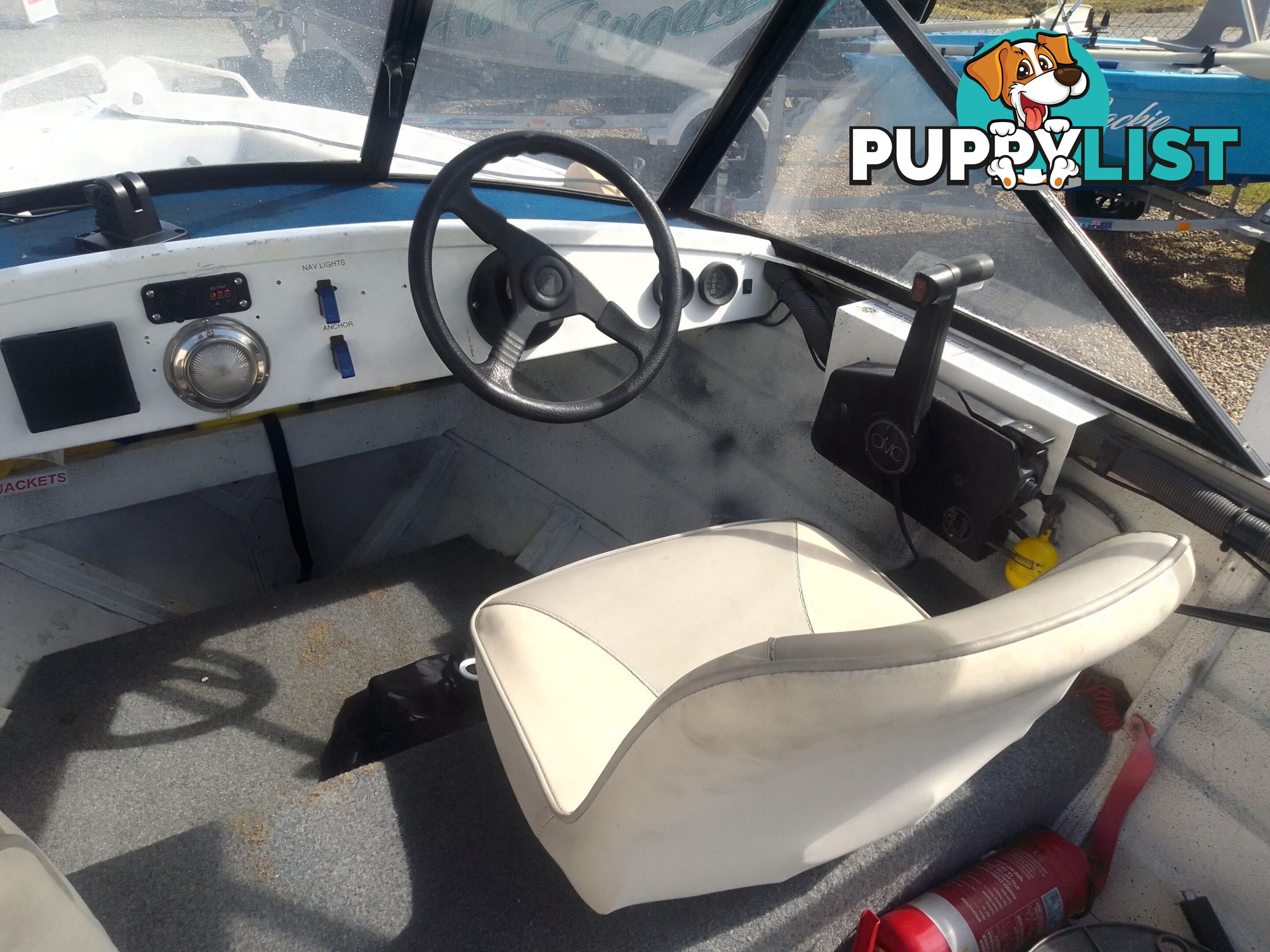 USED 1987 BERMUDA 4.0M RUNABOAT WITH A 2000 MODEL 25HP JOHNSON OUTBOARD ON A SINGLE AXLE CADDIE TRAILER