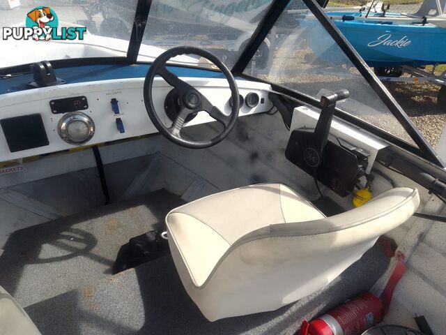 USED 1987 BERMUDA 4.0M RUNABOAT WITH A 2000 MODEL 25HP JOHNSON OUTBOARD ON A SINGLE AXLE CADDIE TRAILER