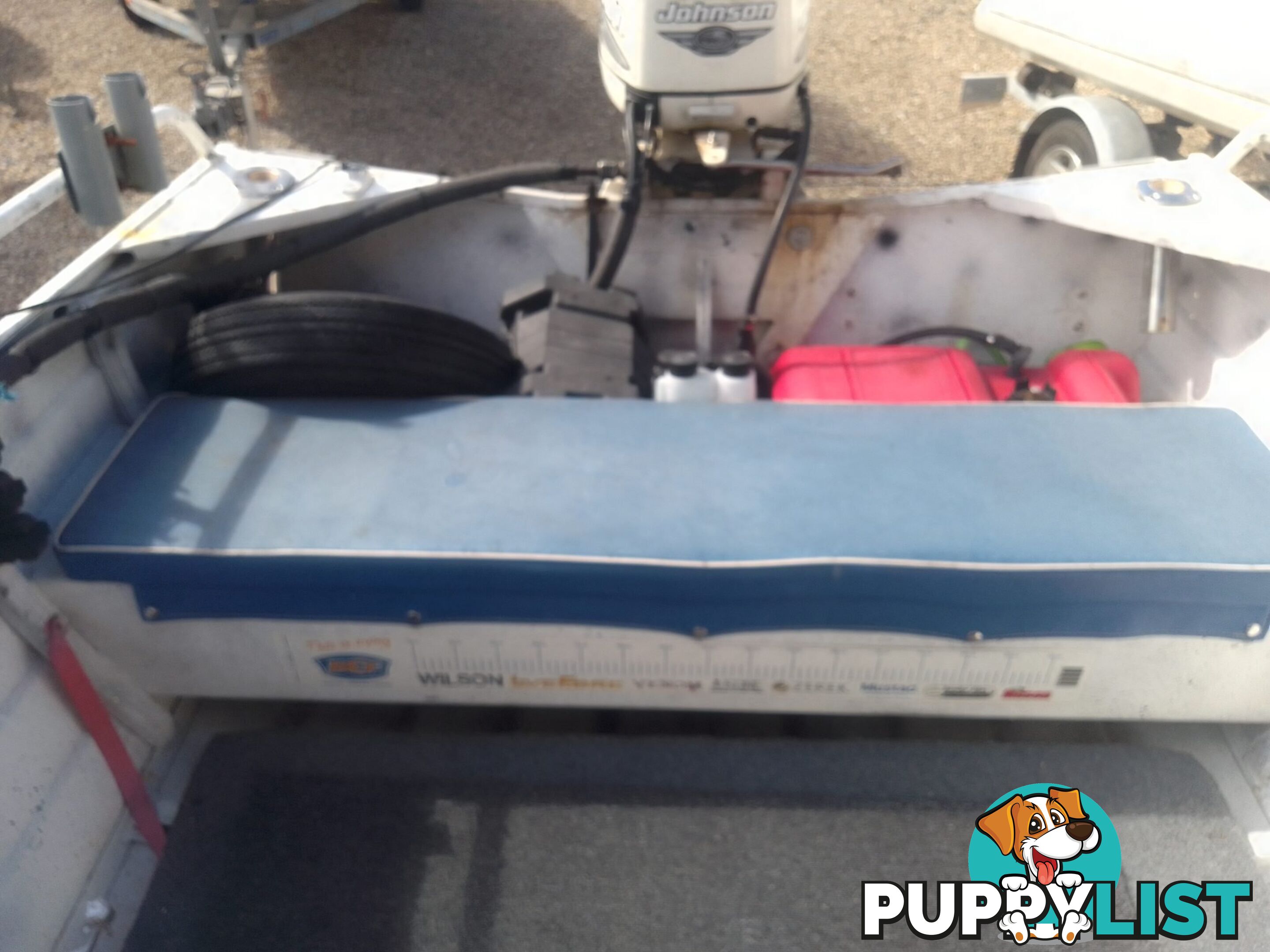 USED 1987 BERMUDA 4.0M RUNABOAT WITH A 2000 MODEL 25HP JOHNSON OUTBOARD ON A SINGLE AXLE CADDIE TRAILER