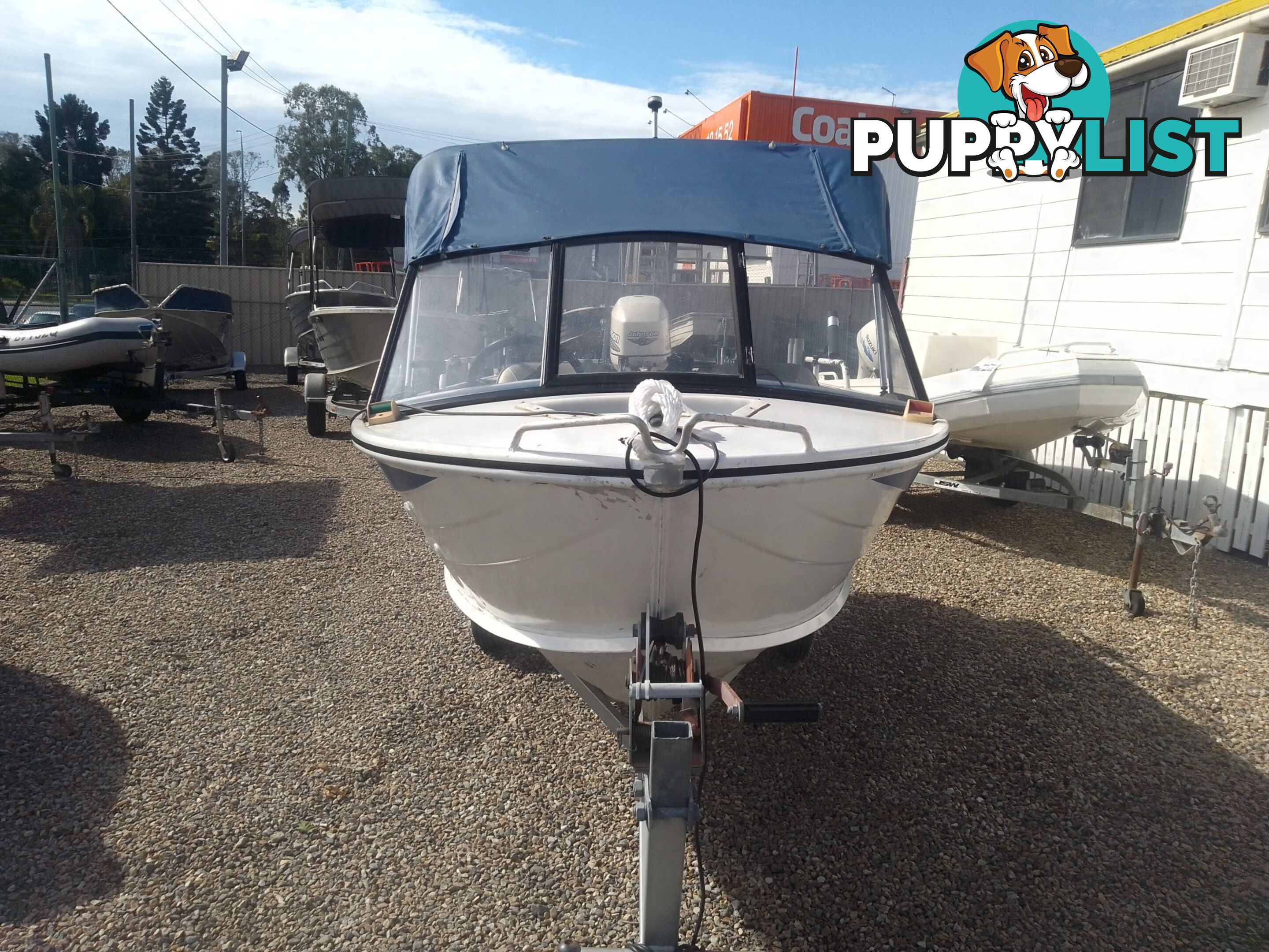USED 1987 BERMUDA 4.0M RUNABOAT WITH A 2000 MODEL 25HP JOHNSON OUTBOARD ON A SINGLE AXLE CADDIE TRAILER