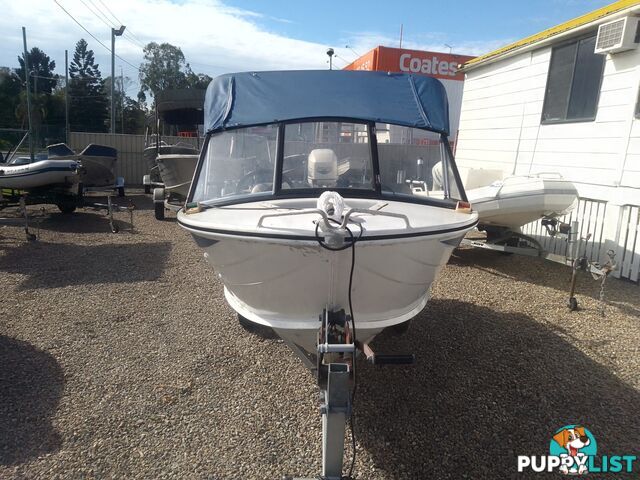 USED 1987 BERMUDA 4.0M RUNABOAT WITH A 2000 MODEL 25HP JOHNSON OUTBOARD ON A SINGLE AXLE CADDIE TRAILER