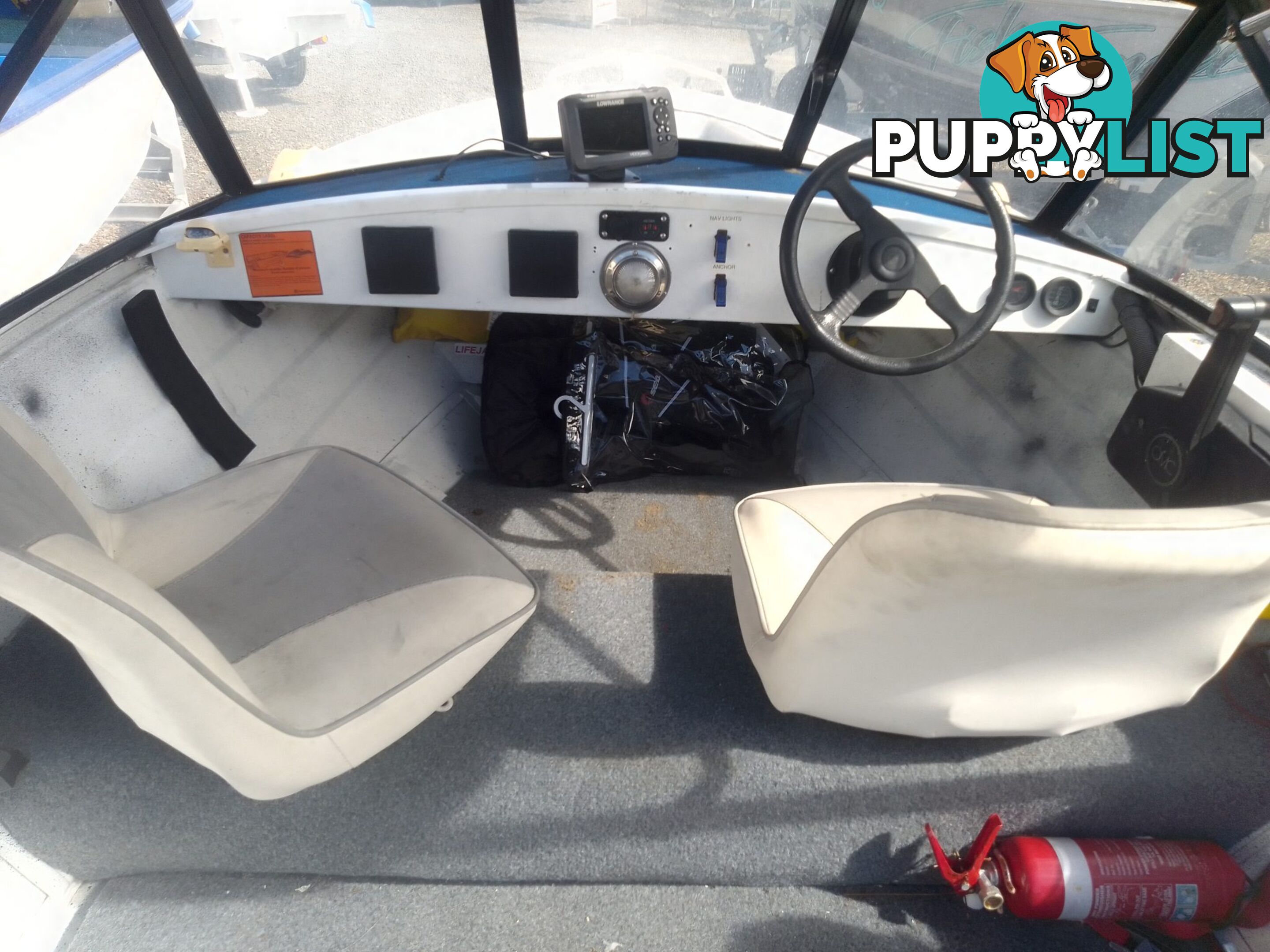 USED 1987 BERMUDA 4.0M RUNABOAT WITH A 2000 MODEL 25HP JOHNSON OUTBOARD ON A SINGLE AXLE CADDIE TRAILER