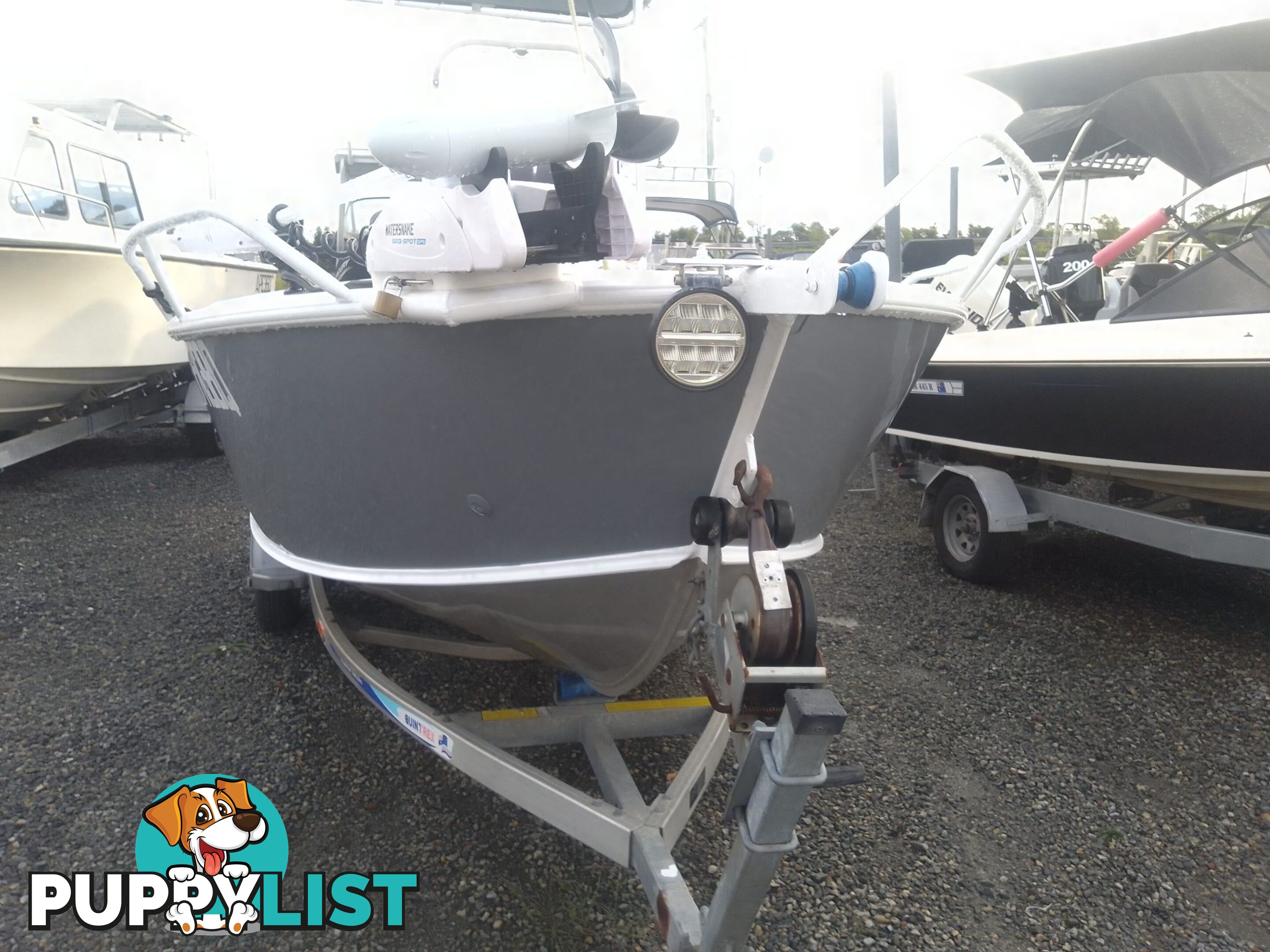 USED 2011 BROOKER DISCOVERY 5M CENTRE CONSOLE WITH A 2007 75HP MERCURY EFI 4 STROKE OUTBOARD ON A 2002 QUINTREX SINGLE AXLE TRAILER.