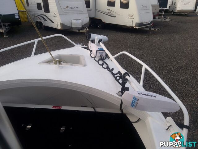 USED 2011 BROOKER DISCOVERY 5M CENTRE CONSOLE WITH A 2007 75HP MERCURY EFI 4 STROKE OUTBOARD ON A 2002 QUINTREX SINGLE AXLE TRAILER.