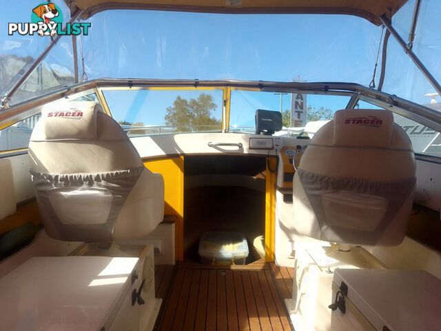 USED 1989 SMUGGLER 6.30 HALF CABIN WITH A 225HP V6 EVINRUDE OUTBOARD ON A 2000 MODEL DUAL AXLE TRAILER.