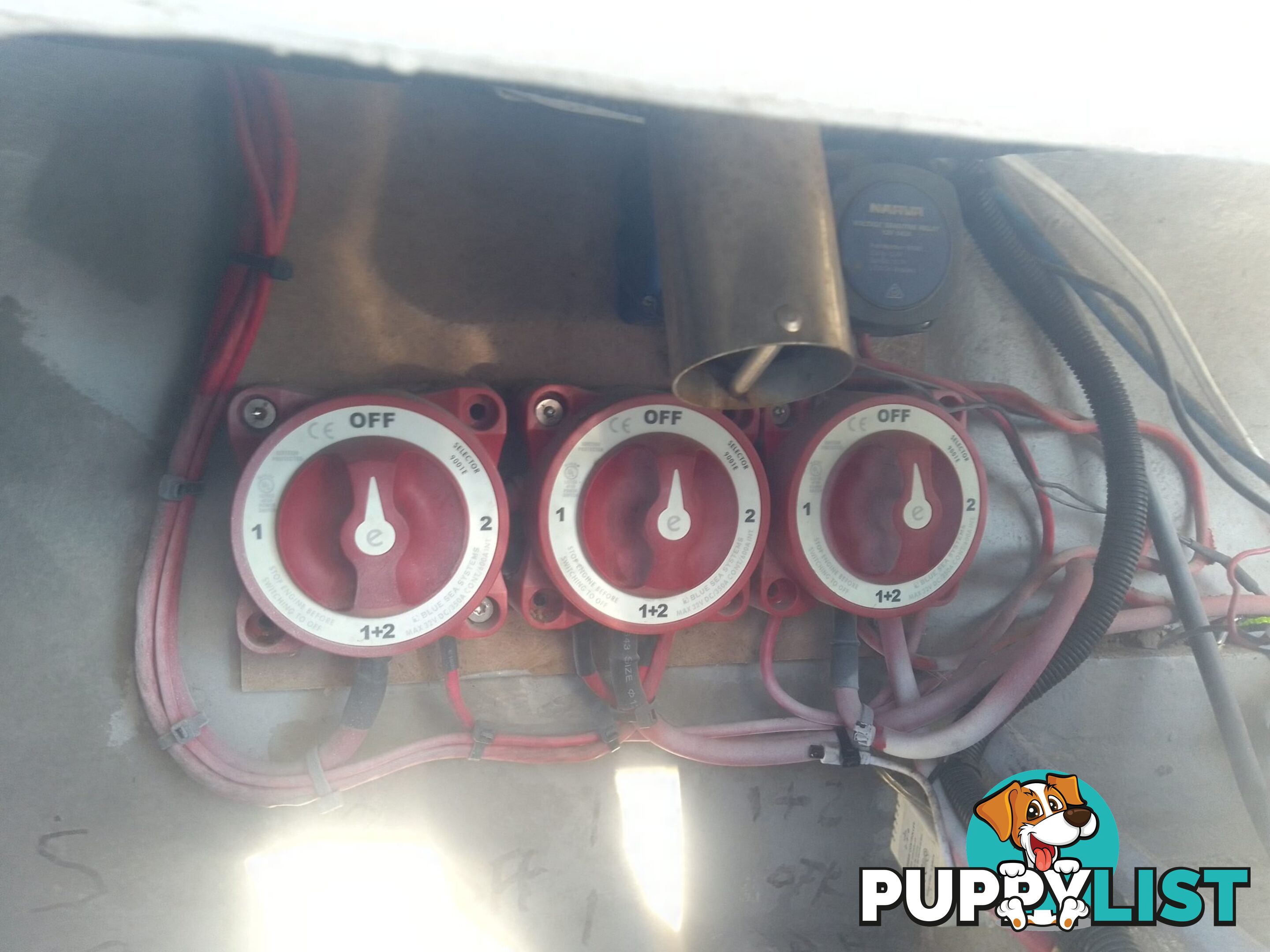 USED 1985 SWIFT CRAFT 7.1M HALF CABIN WTH A 6 CYLINDER MERCRUISER INBOARD DIESEL ENGINE ON A CUSTOM DUAL AXLE TRAILER