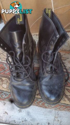 DOC MARTENS BLACK BOOTS