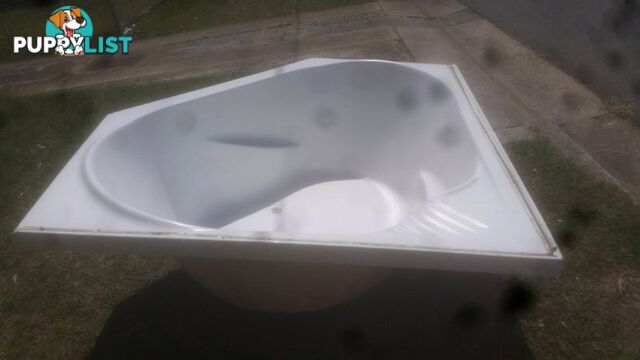 BATH WHITE CORNER FIBREGLASS