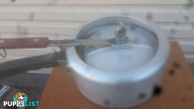 PRESSURE COOKER WITH 3 COLANDERS