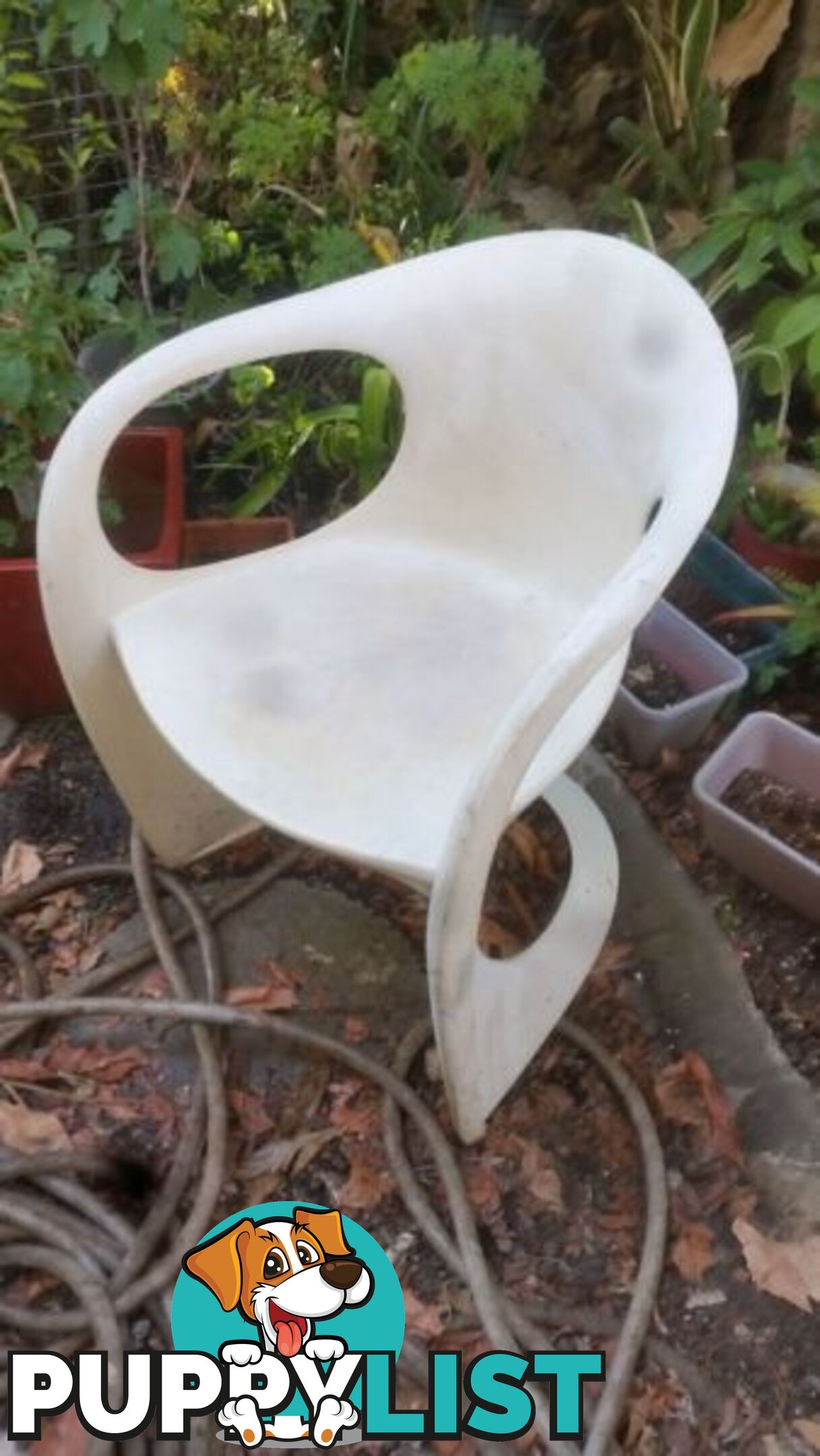 VINTAGE 1970s WHITE CASALA CHAIR