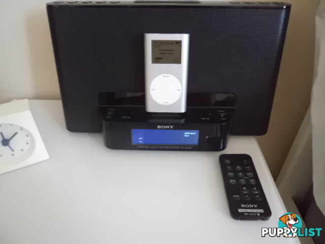 SONY SPEAKER DOCK/CLOCK RADIO WITH 4GB IPOD MINI