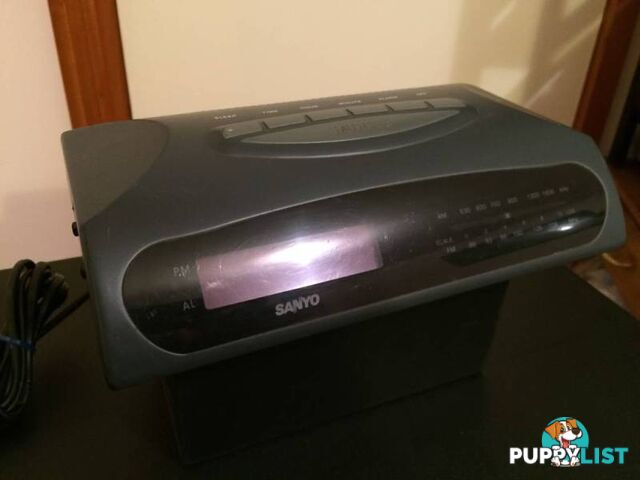 LARGE SANYO DIGITAL RADIO/ALARM CLOCK