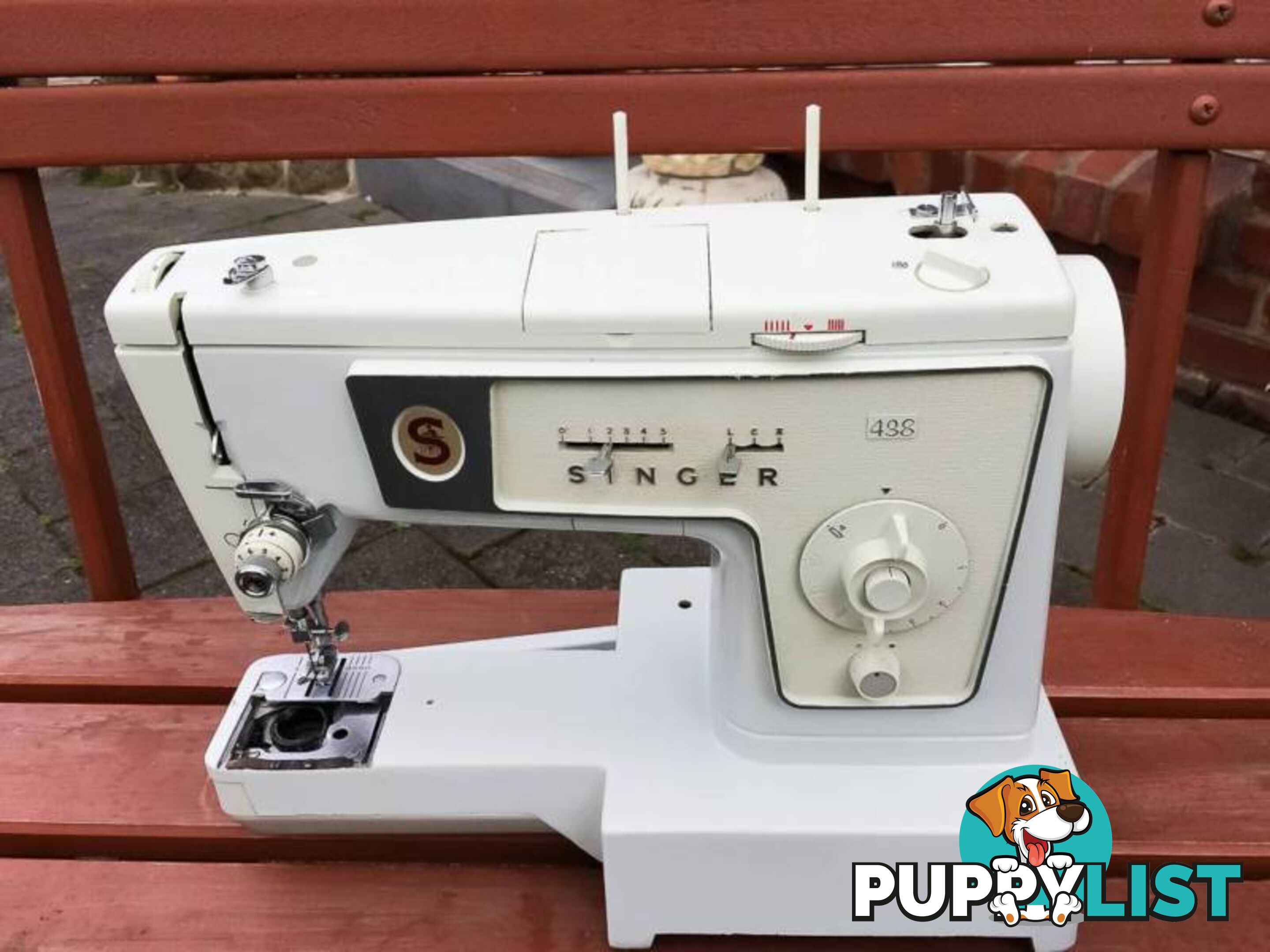 SINGER 438 VINTAGE SEWING MACHINE IN GREAT CONDITION