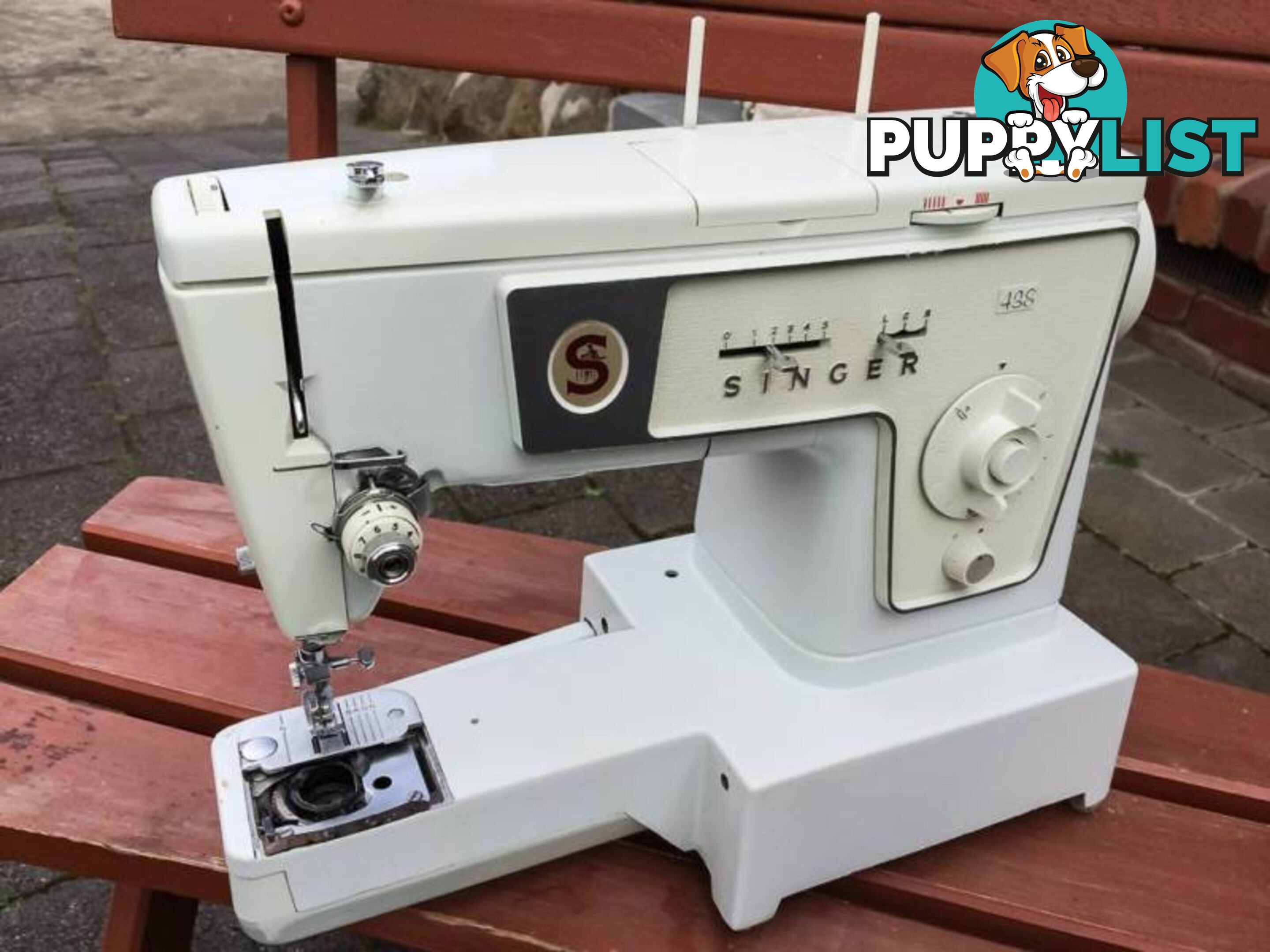 SINGER 438 VINTAGE SEWING MACHINE IN GREAT CONDITION