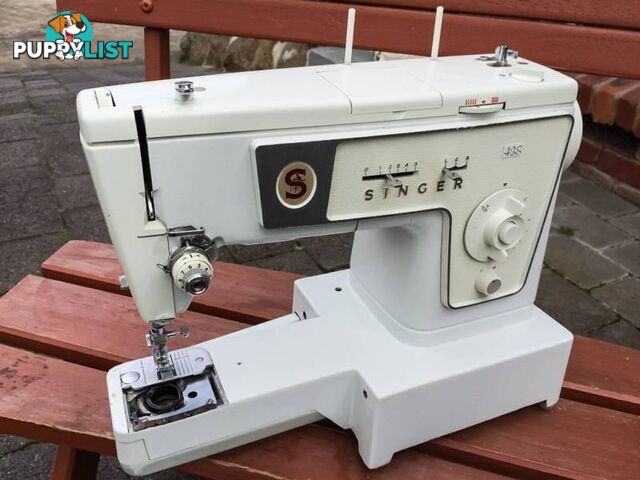 SINGER 438 VINTAGE SEWING MACHINE IN GREAT CONDITION