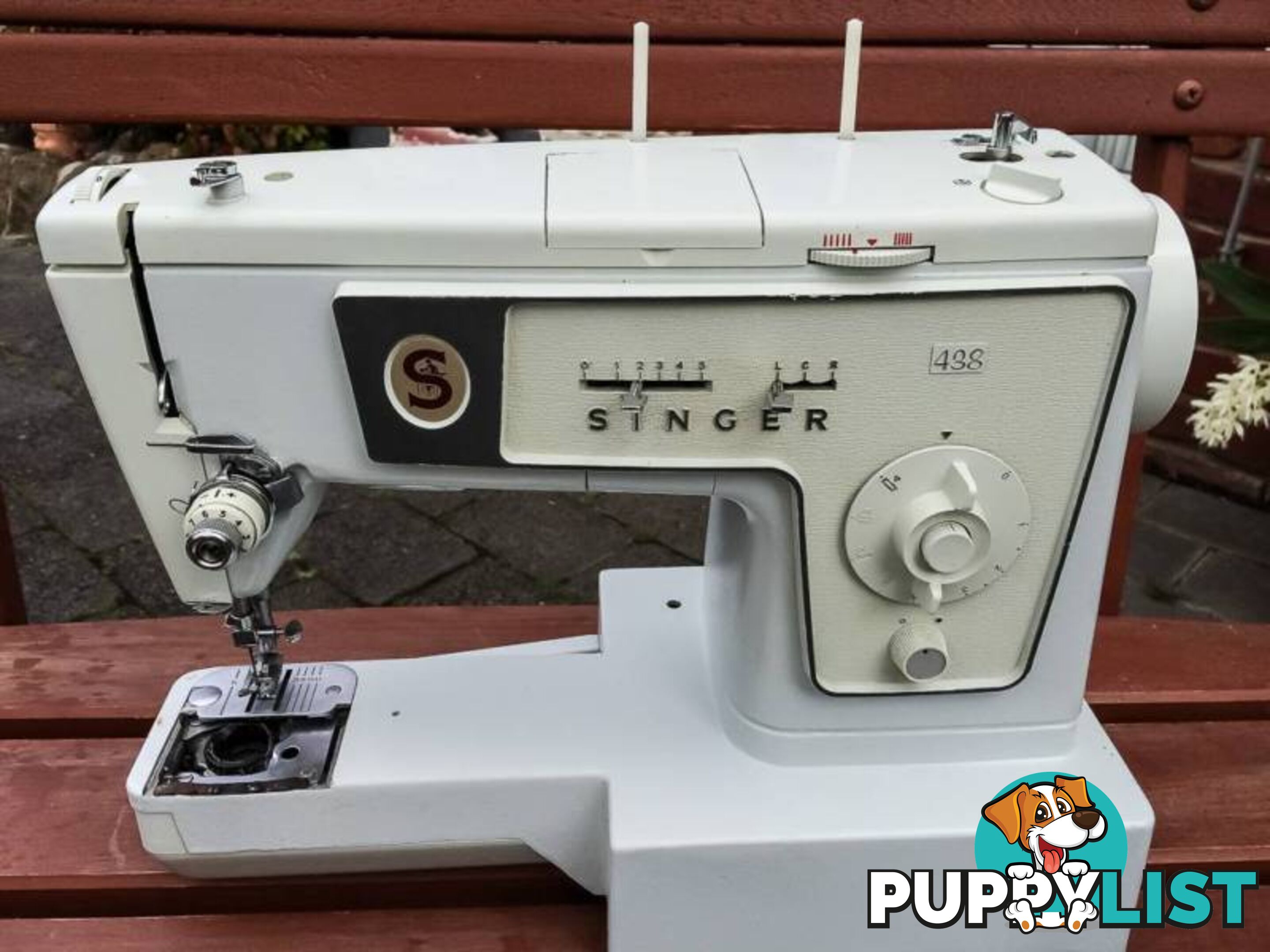 SINGER 438 VINTAGE SEWING MACHINE IN GREAT CONDITION