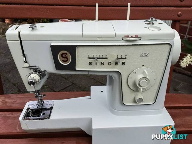 SINGER 438 VINTAGE SEWING MACHINE IN GREAT CONDITION