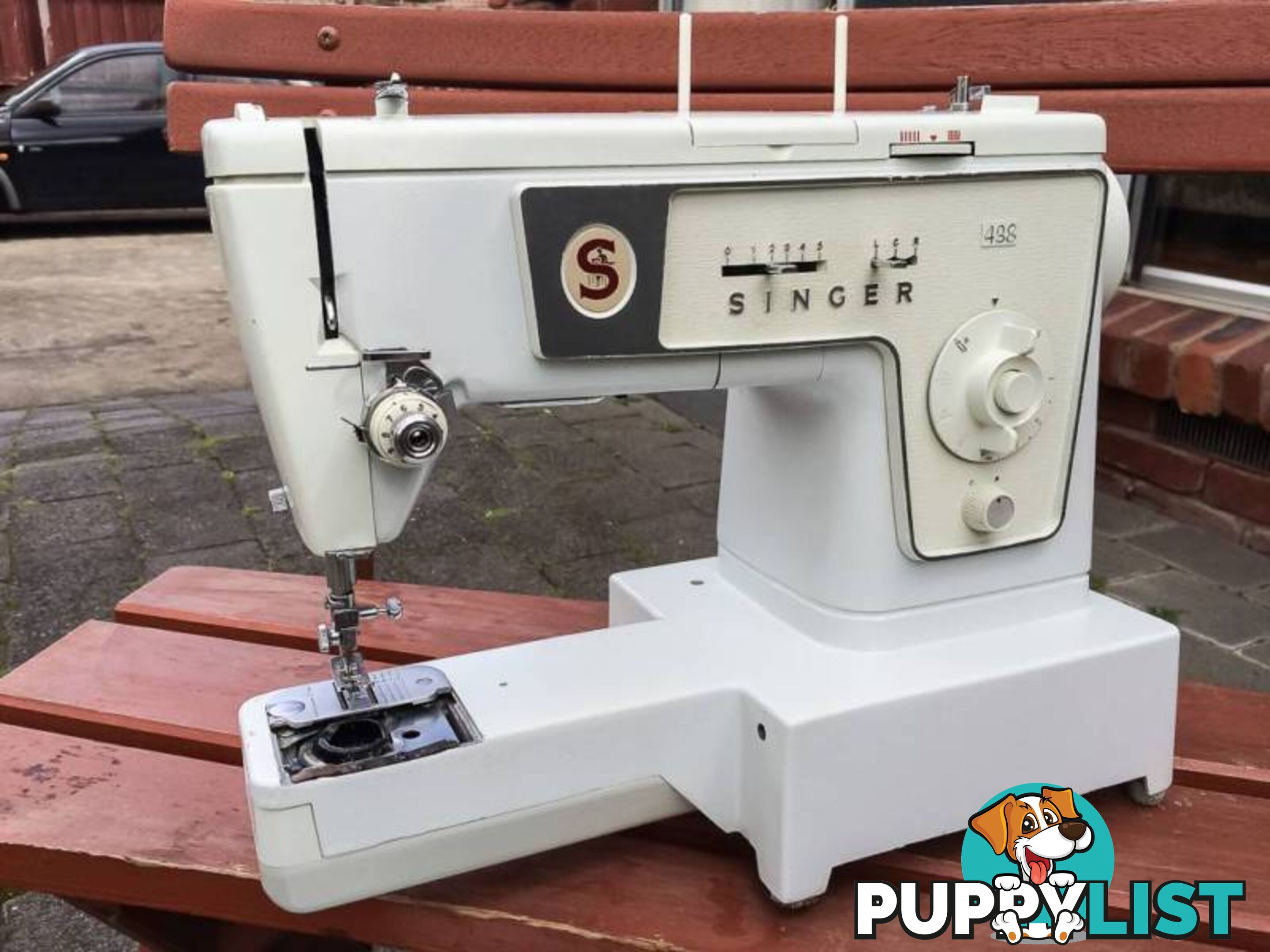 SINGER 438 VINTAGE SEWING MACHINE IN GREAT CONDITION