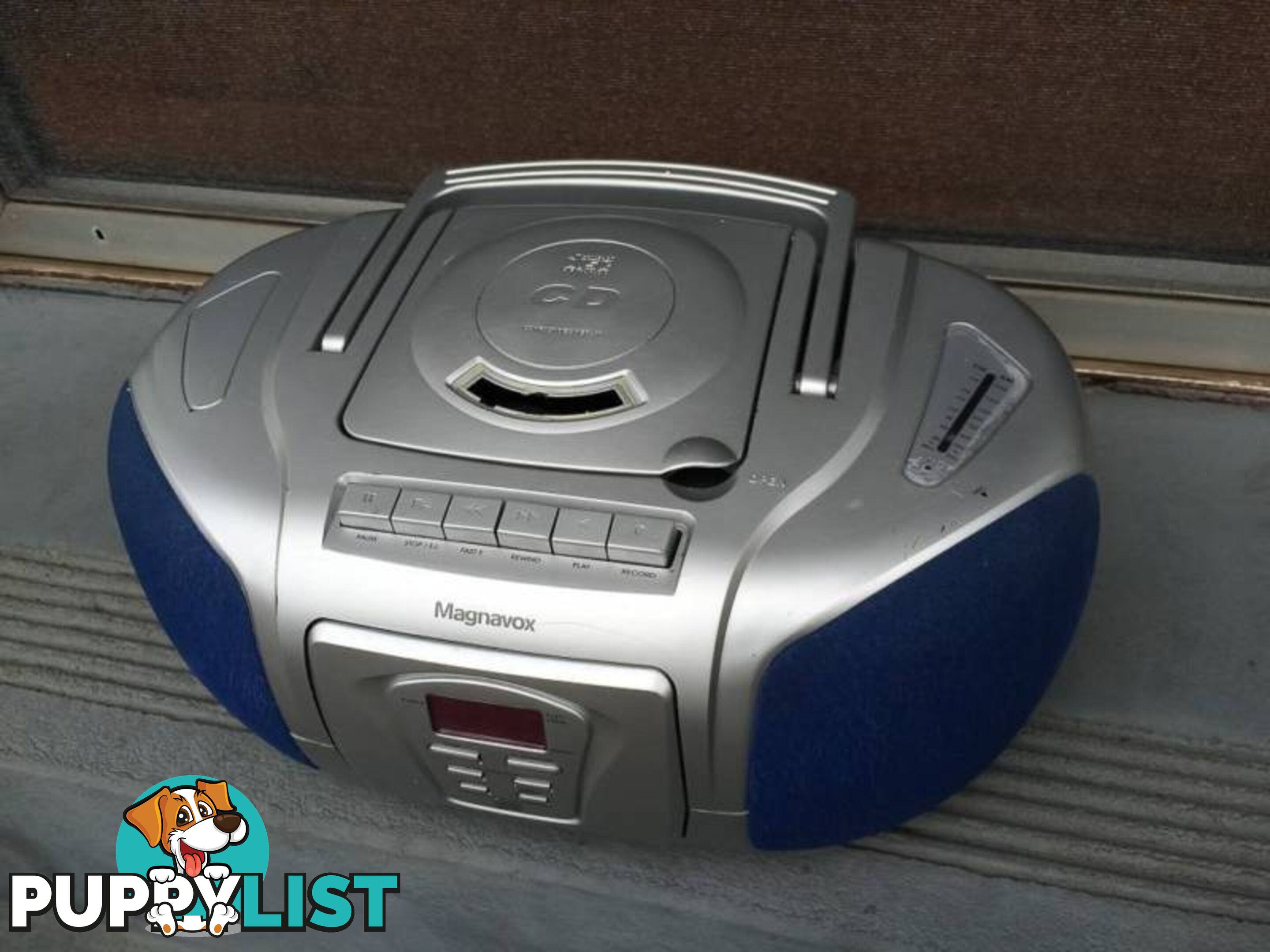 MAGNAVOX PORTABLE CD PLAYER & TUNER IN WORKING CONDITION