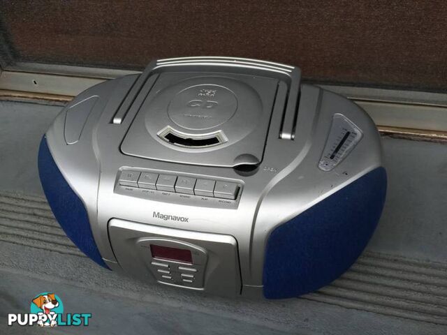 MAGNAVOX PORTABLE CD PLAYER & TUNER IN WORKING CONDITION