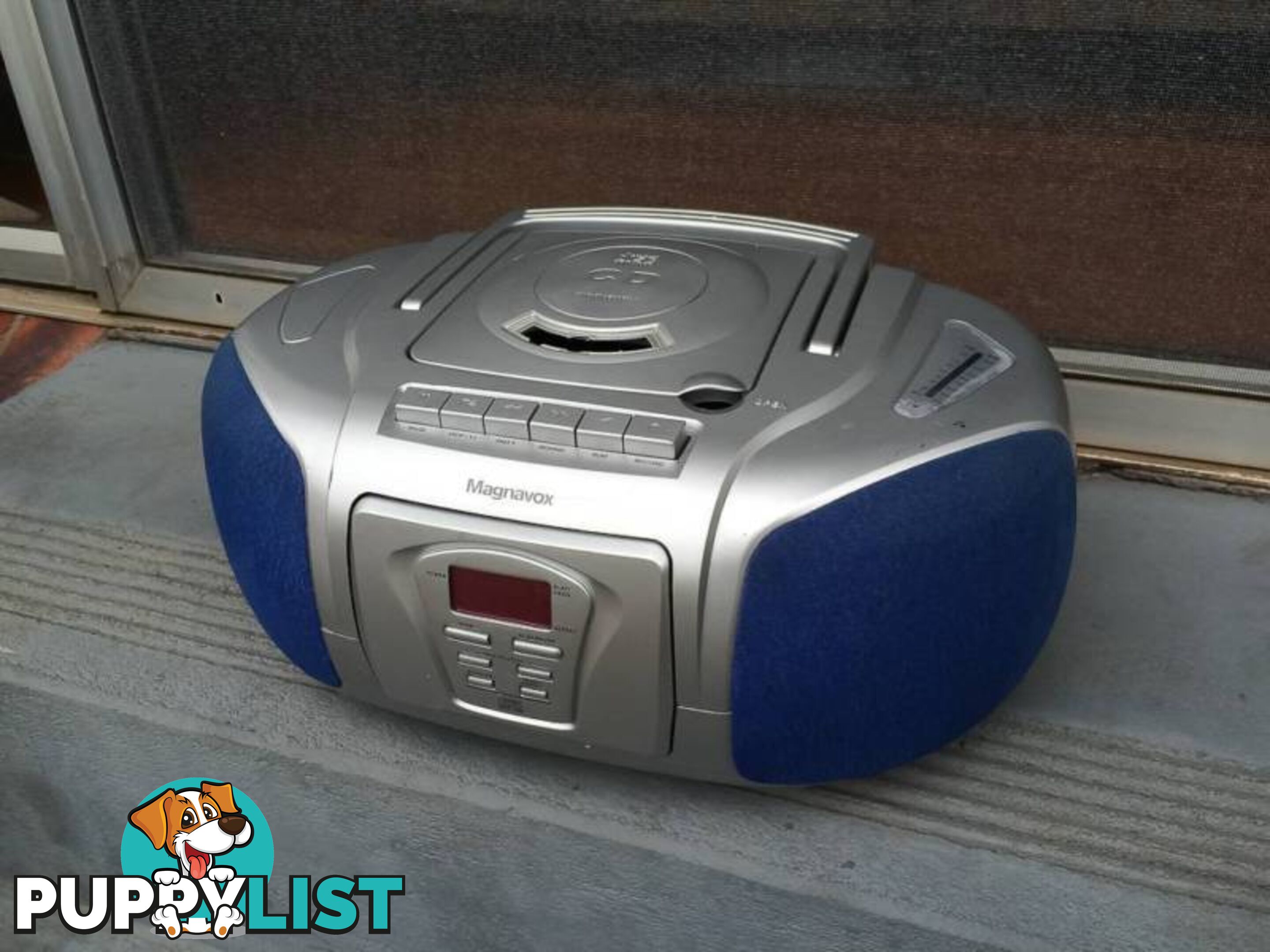 MAGNAVOX PORTABLE CD PLAYER & TUNER IN WORKING CONDITION