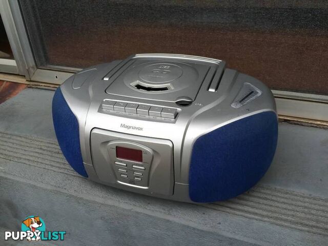 MAGNAVOX PORTABLE CD PLAYER & TUNER IN WORKING CONDITION