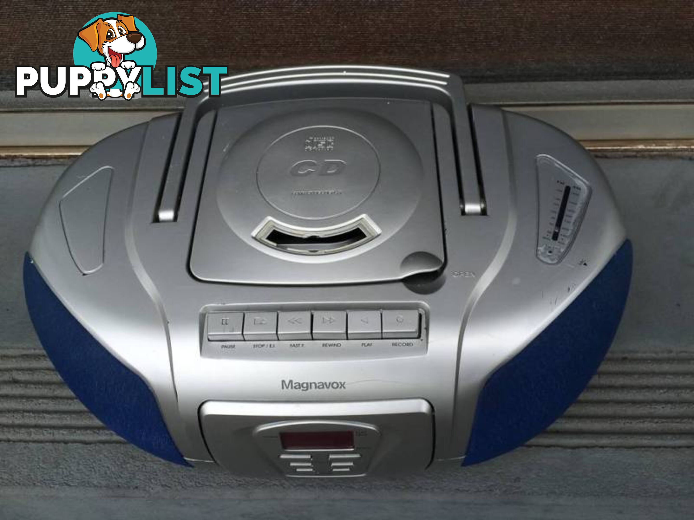 MAGNAVOX PORTABLE CD PLAYER & TUNER IN WORKING CONDITION