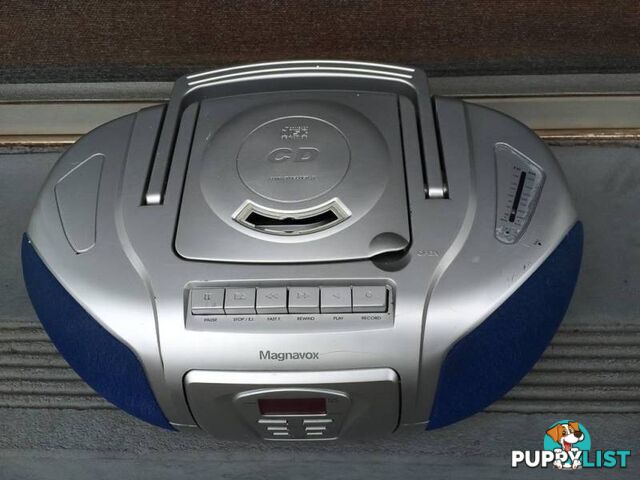 MAGNAVOX PORTABLE CD PLAYER & TUNER IN WORKING CONDITION