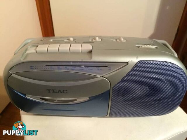 TEAC PORTABLE TAPE/AM/FM RADIO IN GREAT CONDITION