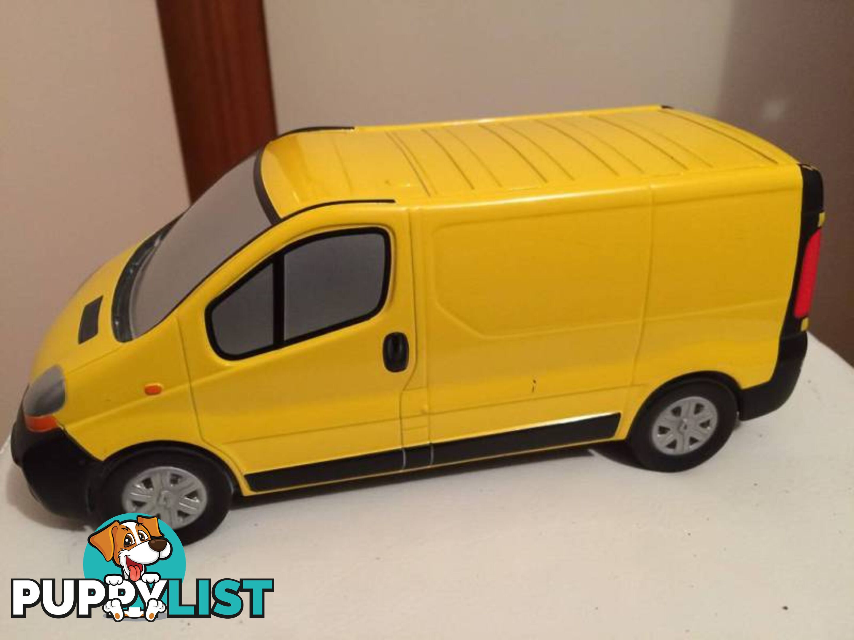 1/21.5 DIE CAST METAL MODEL OF A RENAULT TRAFIC VAN