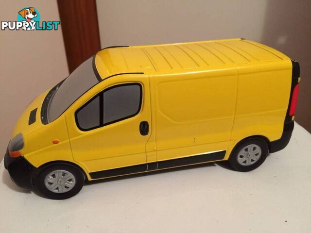 1/21.5 DIE CAST METAL MODEL OF A RENAULT TRAFIC VAN