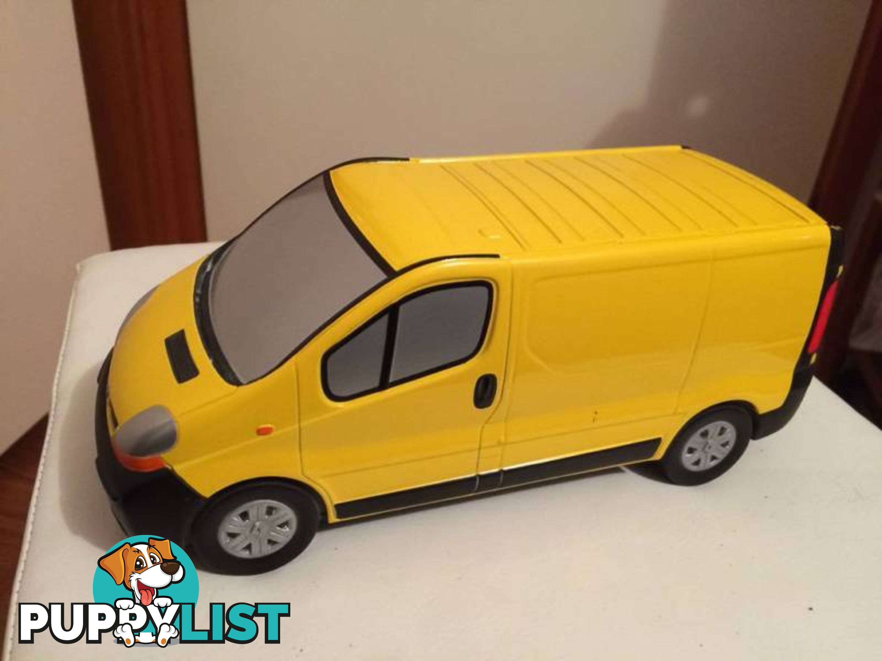 1/21.5 DIE CAST METAL MODEL OF A RENAULT TRAFIC VAN