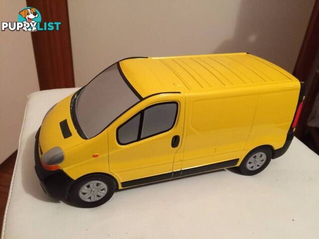 1/21.5 DIE CAST METAL MODEL OF A RENAULT TRAFIC VAN