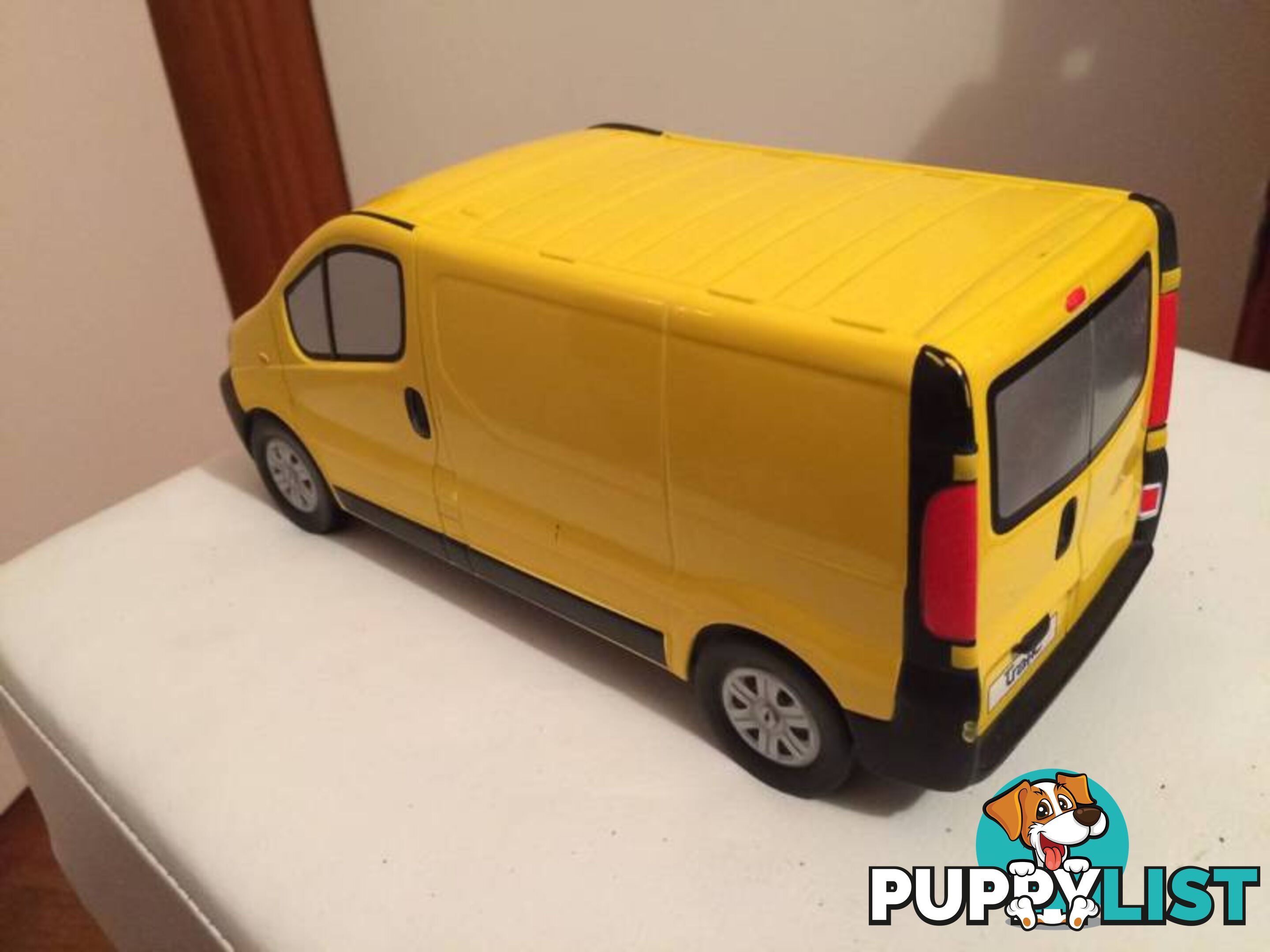 1/21.5 DIE CAST METAL MODEL OF A RENAULT TRAFIC VAN