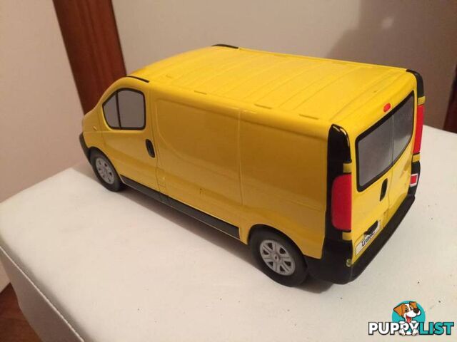 1/21.5 DIE CAST METAL MODEL OF A RENAULT TRAFIC VAN