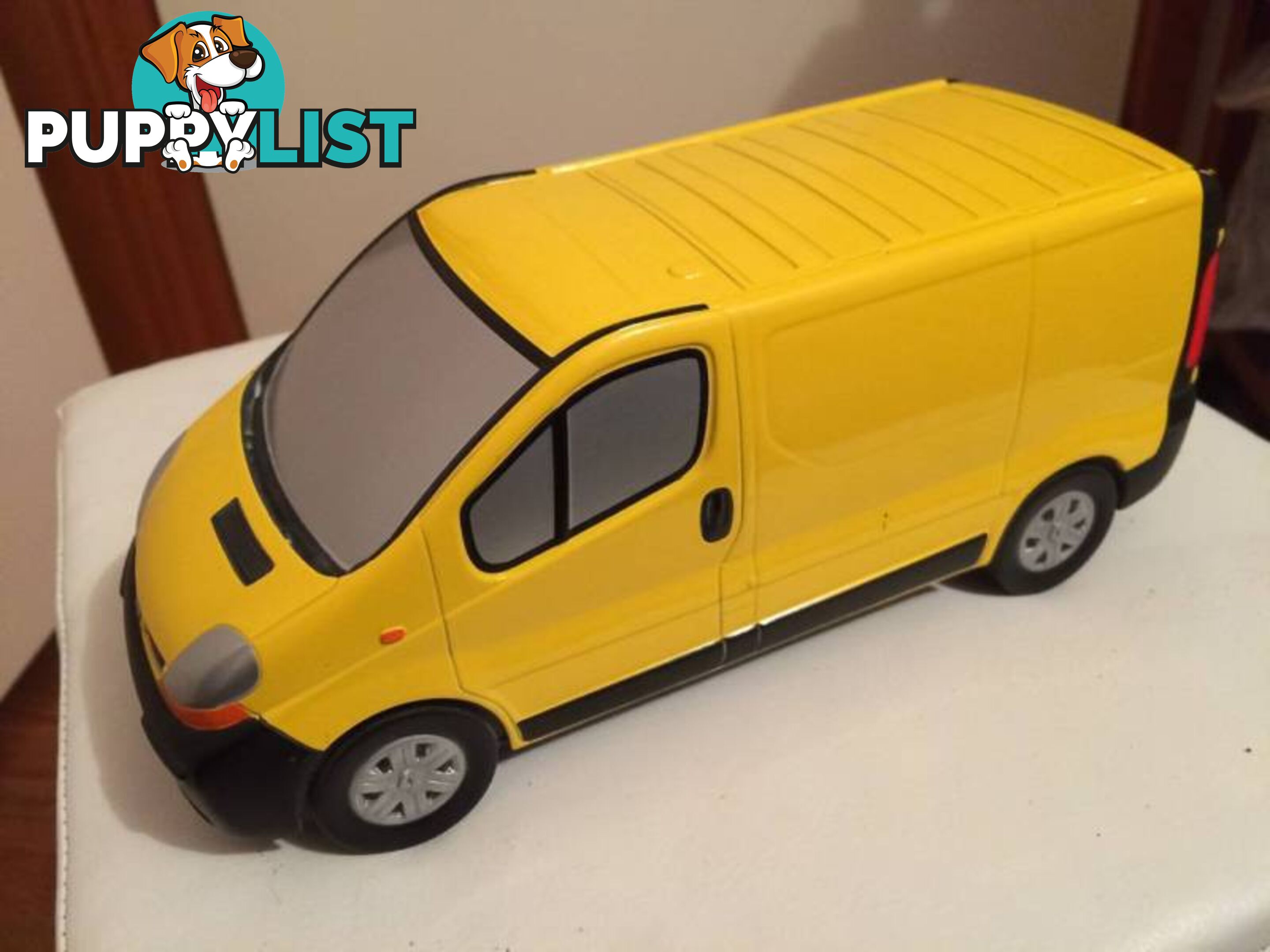 1/21.5 DIE CAST METAL MODEL OF A RENAULT TRAFIC VAN