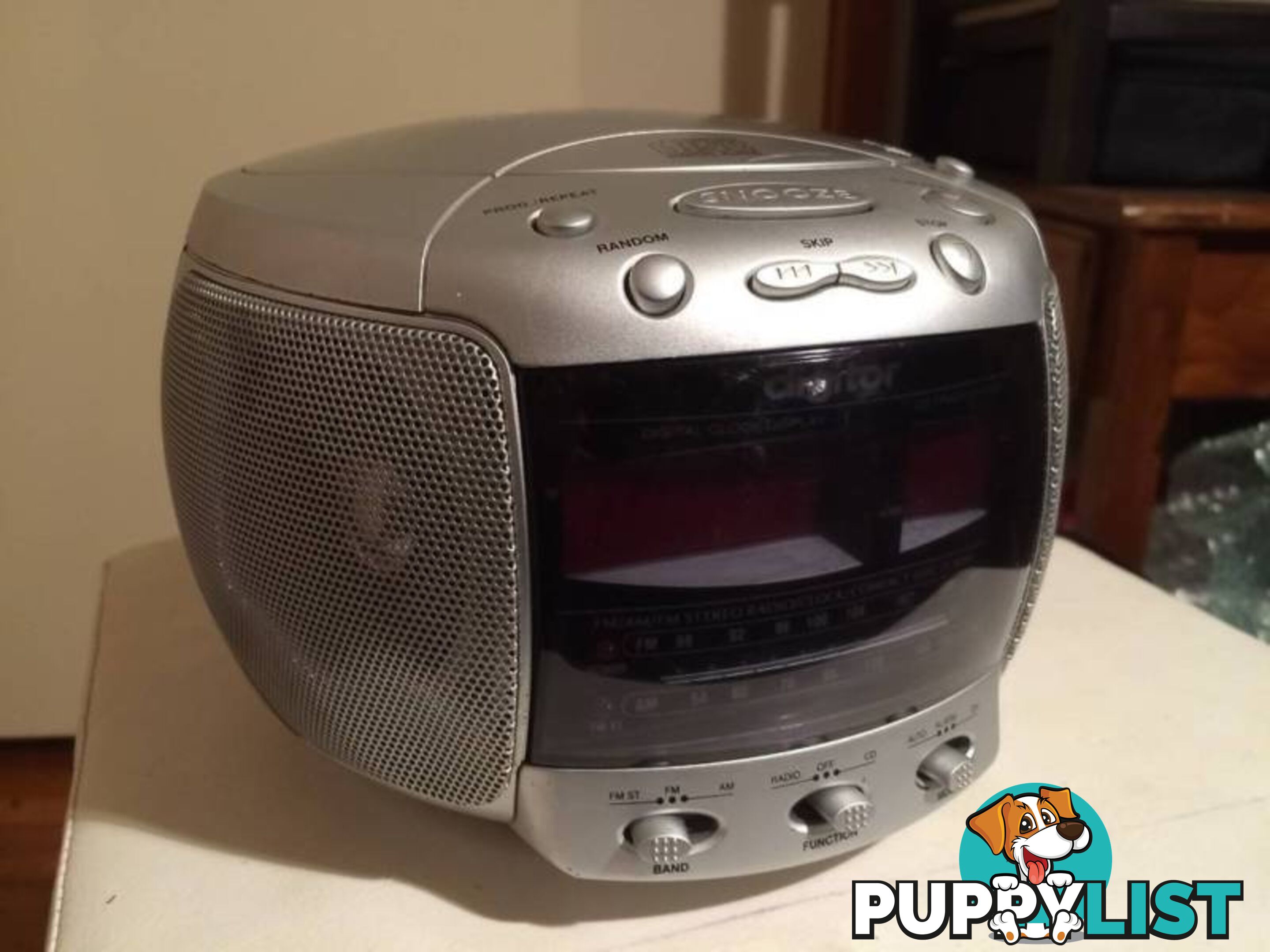 DIGITOR COMPACT DISC STEREO CLOCK RADIO IN WORKING CONDITION