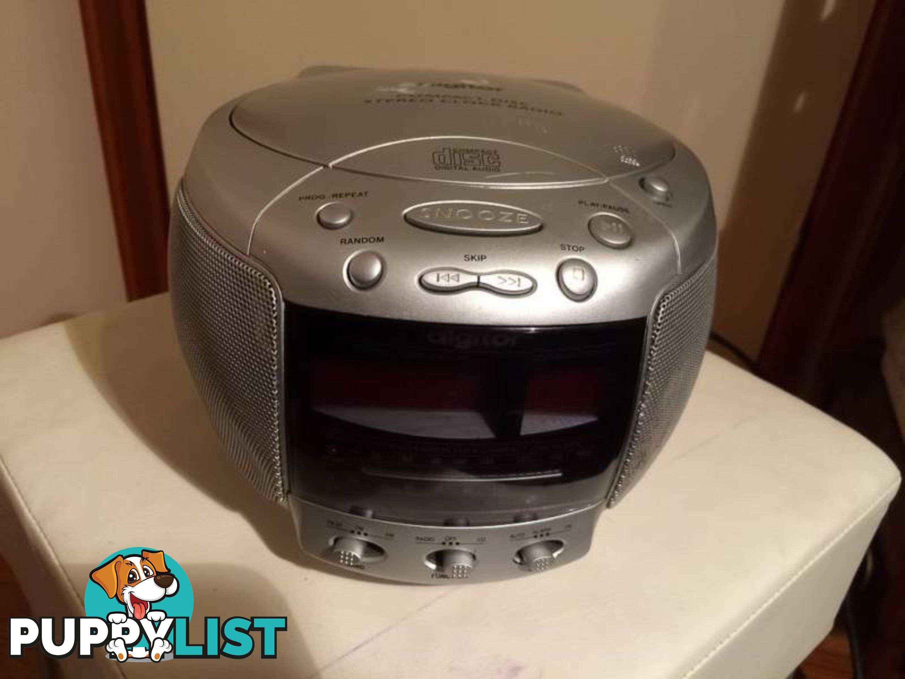 DIGITOR COMPACT DISC STEREO CLOCK RADIO IN WORKING CONDITION