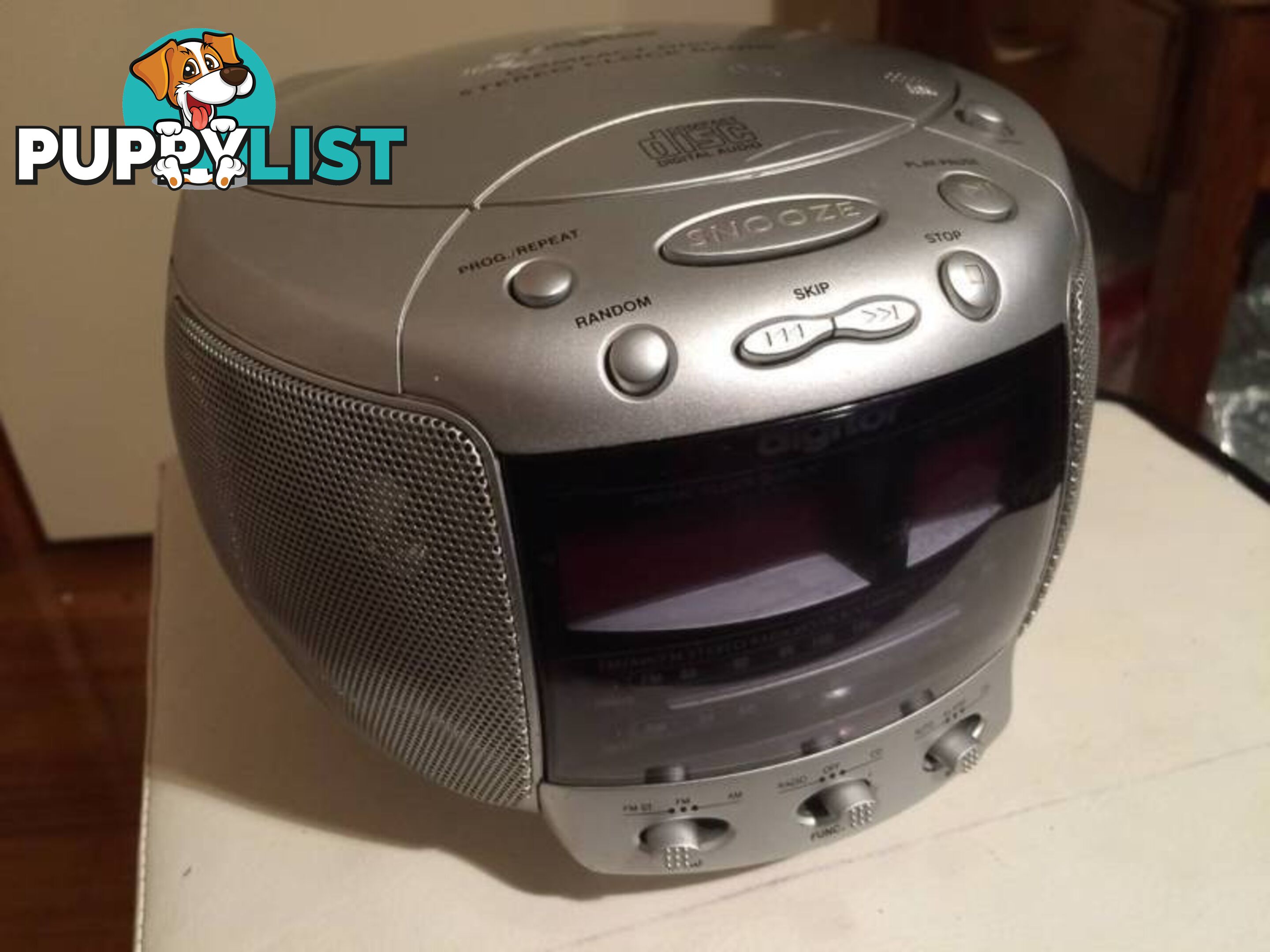 DIGITOR COMPACT DISC STEREO CLOCK RADIO IN WORKING CONDITION