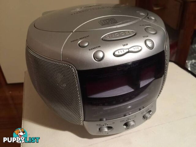 DIGITOR COMPACT DISC STEREO CLOCK RADIO IN WORKING CONDITION