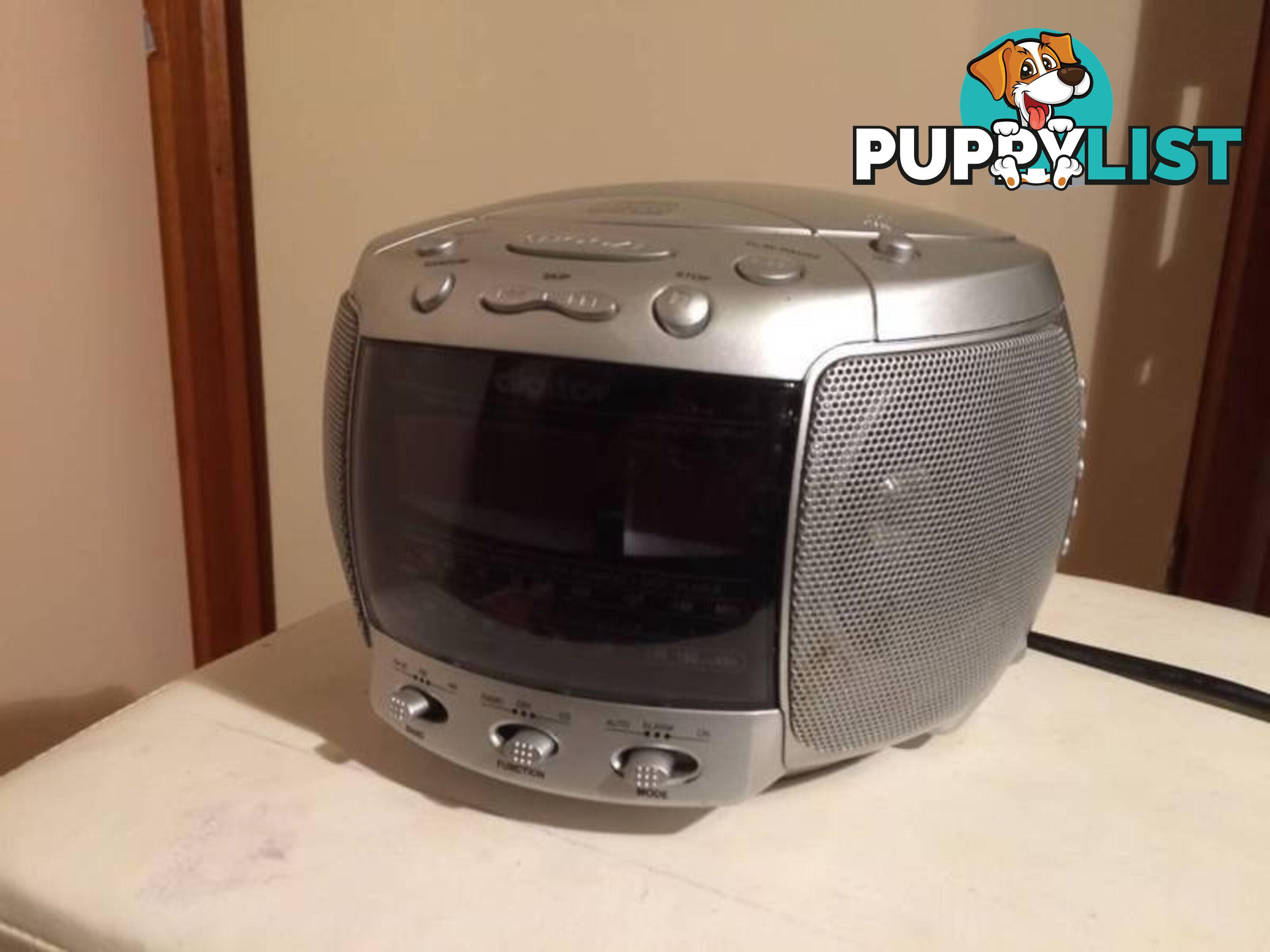 DIGITOR COMPACT DISC STEREO CLOCK RADIO IN WORKING CONDITION