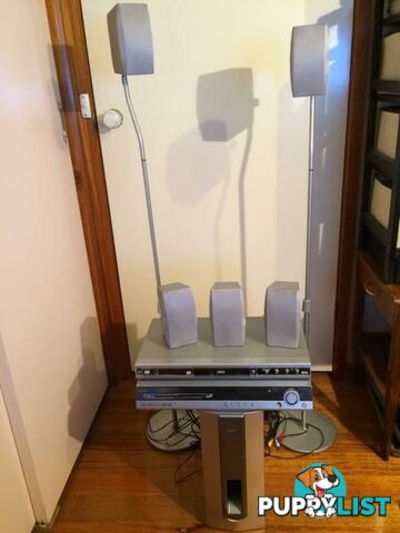 SANYO 5.1 SURROUND SOUND SYSTEM WITH 2 SPEAKER STANDS INCLUDED