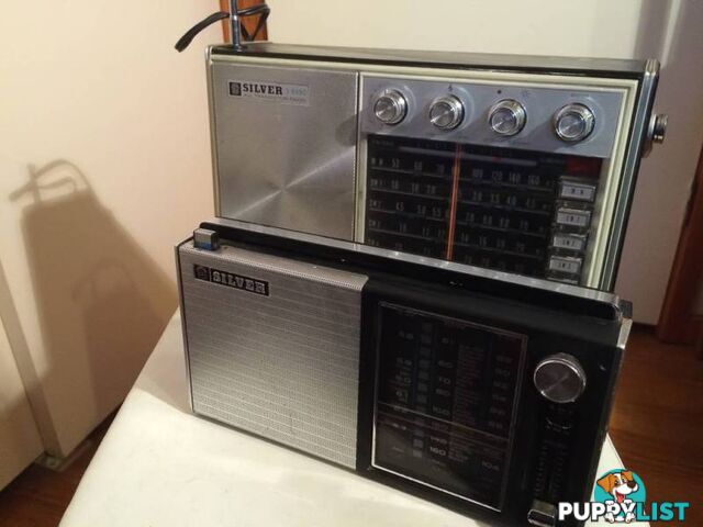 A PAIR OF SILVER VINTAGE RADIOS IN WORKING CONDITION