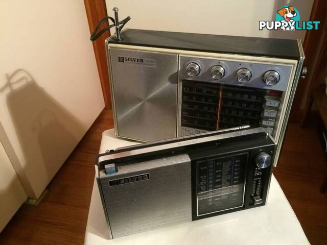 A PAIR OF SILVER VINTAGE RADIOS IN WORKING CONDITION