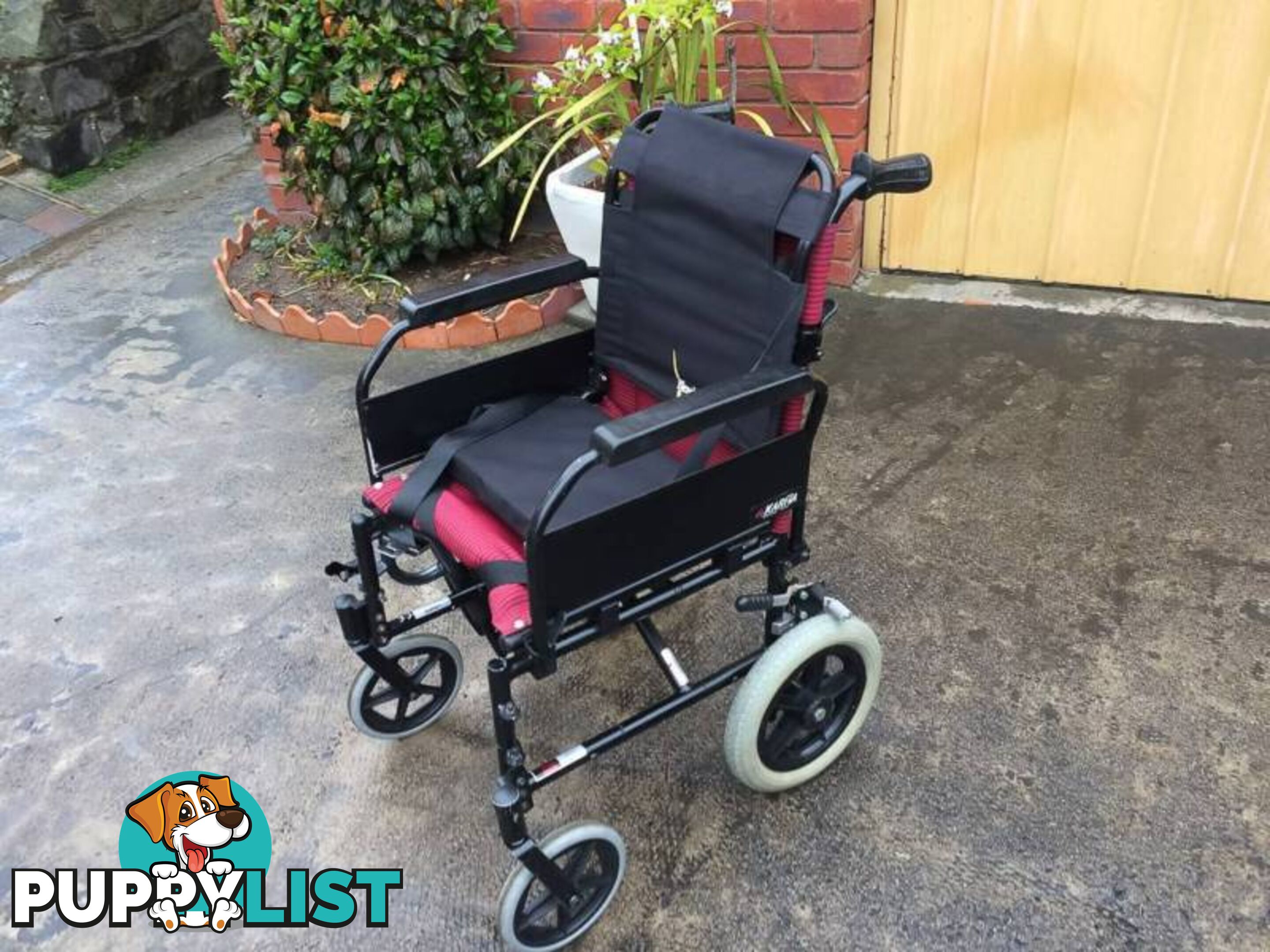 WHEELCHAIR IN GREAT CONDITION WITH SEATBEALT & ARM LIFTS