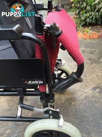 WHEELCHAIR IN GREAT CONDITION WITH SEATBEALT & ARM LIFTS