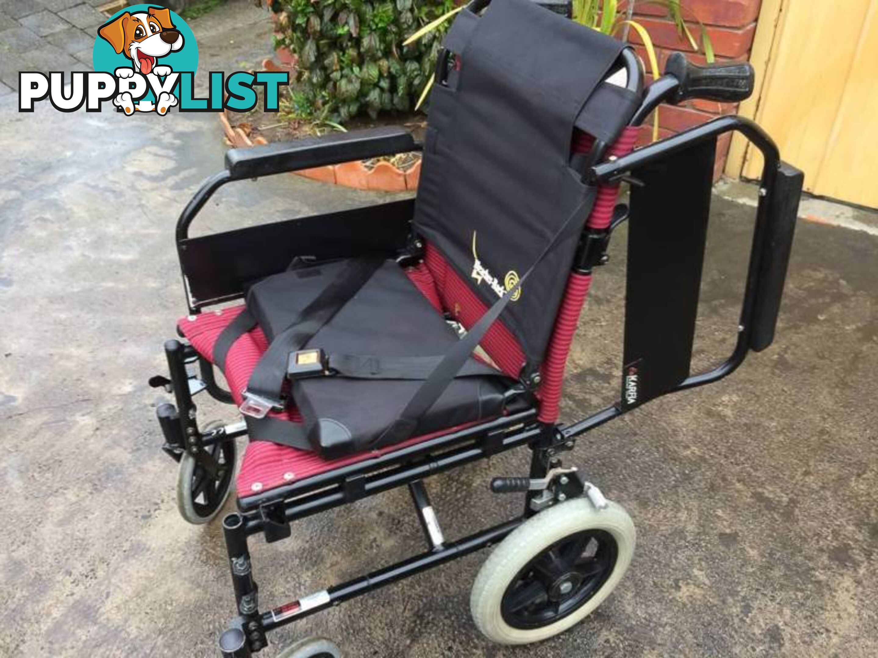 WHEELCHAIR IN GREAT CONDITION WITH SEATBEALT & ARM LIFTS